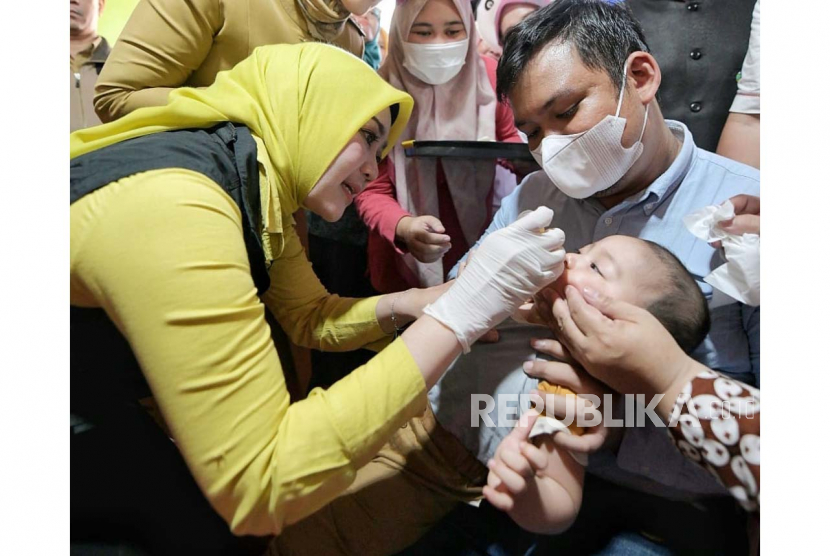 Ketua Tim Penggerak Kesejahteraan Keluarga (TP PKK) Provinsi Jawa Barat Atalia Praratya Ridwan Kamil meninjau pelaksanaan imunisasi polio di Purwakarta, Senin (3/4/2023)
