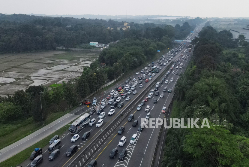 Foto udara kendaraan melintas di jalan Tol Cikampek Utama saat penerapan satu arah, Karawang, Jawa Barat, Kamis (20/4/2023). Regulator tengah membahas peluang diskon tarif tol saat Nataru.