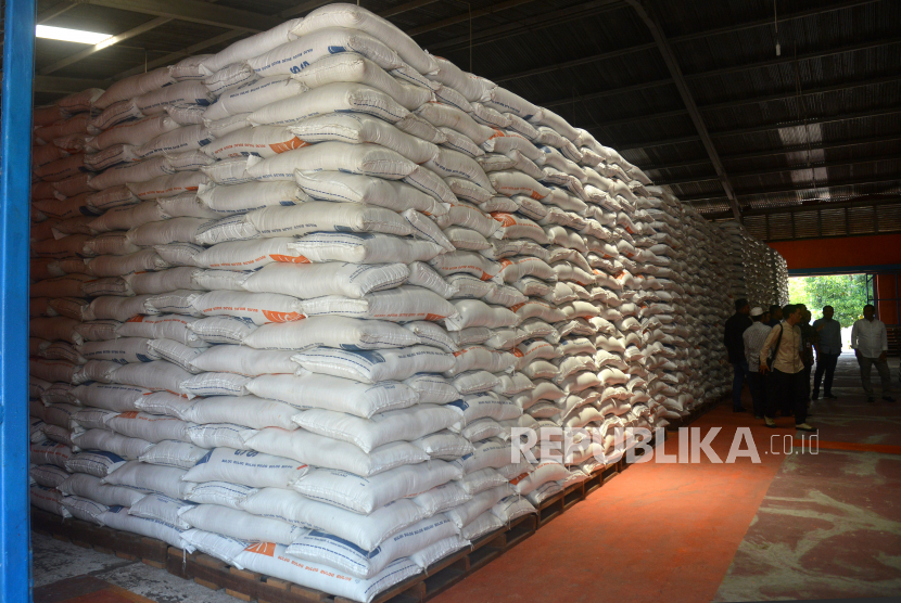Pasar Induk Beras Cipinang (PIBC) sebagai pusat distribusi komoditas beras mulai melepaskan stok dalam jumlah besar ke berbagai daerah menjelang panen raya. 