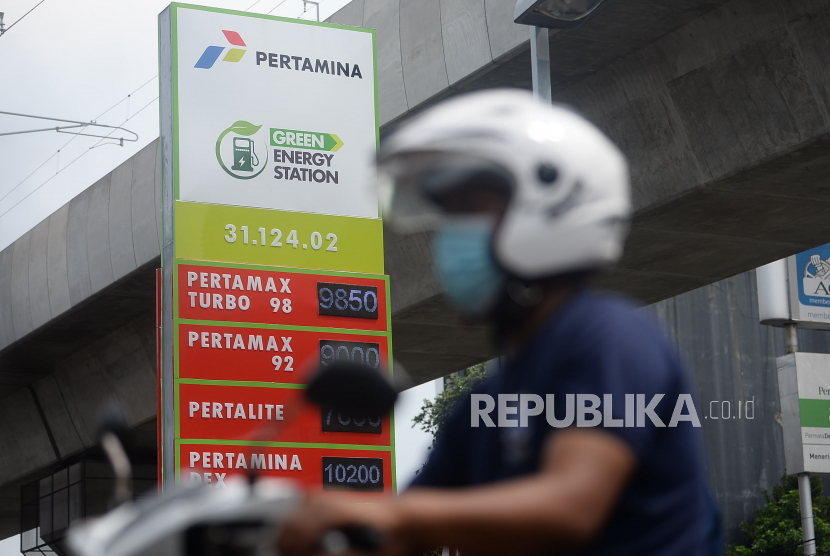 Konsumen mengatri untuk mengisi bahan bakar minyak (BBM) di SPBU Green Energy Station Fatmawati, Jakarta, Rabu (1/9). Green Energy Station (GES) SPBU Berkonsep Ramah Lingkungan merupakan suatu layanan terintegrasi bagi konsumen di SPBU Pertamina dengan empat (4) konsep utama, yakni Green, Future, Digital, dan High Tier Fuel sebagai komitmen Pertamina dalam mendukung Grand Strategi Nasional yang telah ditetapkan Pemerintah khususnya pada program transisi energi dan operasional yang lebih ramah lingkungan. Prayogi/Republika