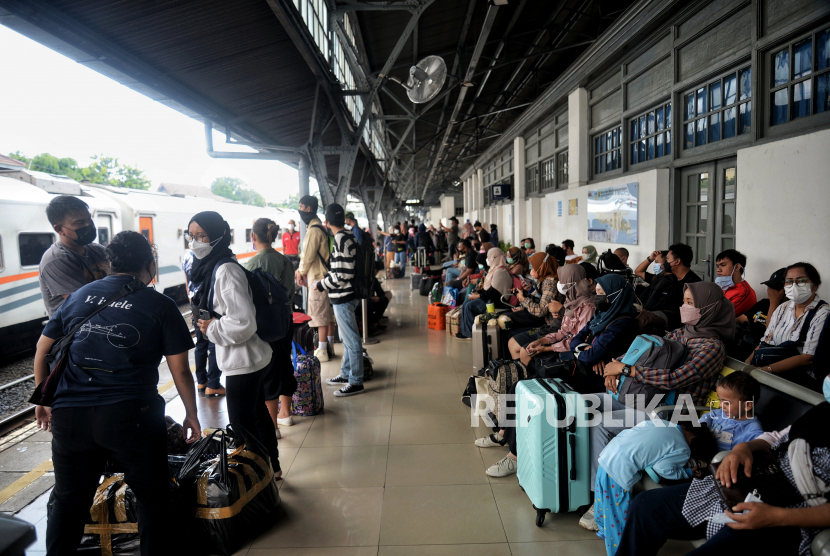 Penumpang menunggu menaiki kereta api Airlangga jurusan Surabaya Pasarturi. 