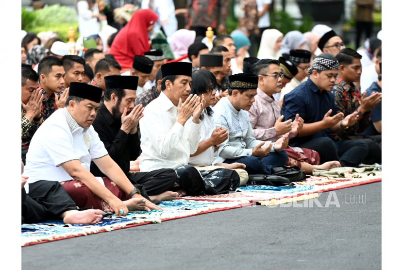 Presiden Jokowi dan Iriana melakukan salat Idul Adha di halaman Istana Kepresidenan Yogyakarta, Kamis (29/6/2023).