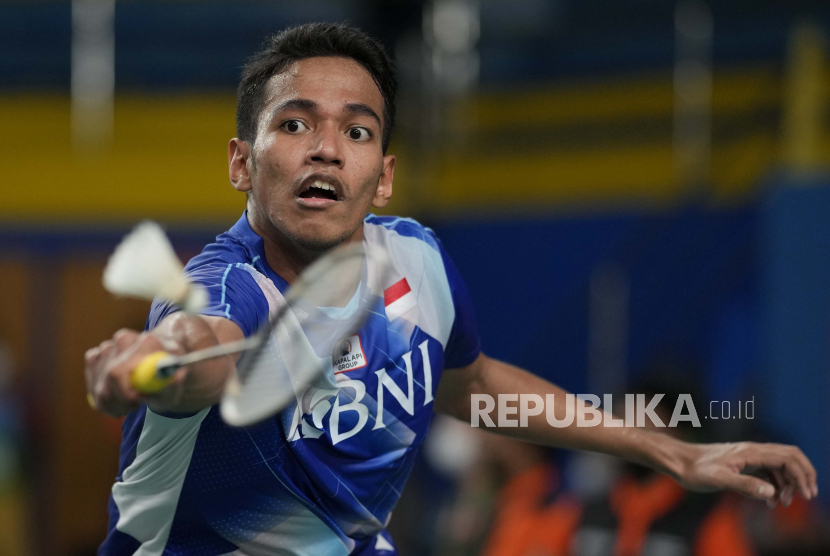 Kapten tim Chico Aura Dwi membuka kemenangan Indonesia dengan mengalahkan Vath Vannthoun di pertandingan bulu tangkis beregu putra Sea Games 2021 Vietnam.