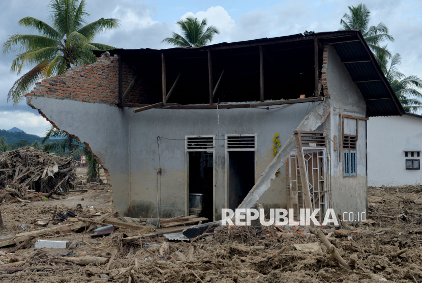 KDM Serahkan Bantuan Perumahan Bagi Warga Tapanuli Utara Korban Banjir