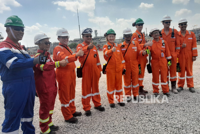 Menteri ESDM Arifin Tasrif, Kepala SKK Migas Dwi Soetjipto, President ExxonMobil Indonesia Carole J.Gall, dan sejumlah petugas di Sumur B-13 Infill Clastic, Lapangan Banyu Urip, Blok Cepu, Bojonegoro, Jawa Timur, Jumat (9/8/2024). 