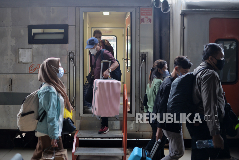 Penumpang tiba di Stasiun Kereta Api Pasar Senen, Jakarta Pusat, Senin (23/1/2023). 