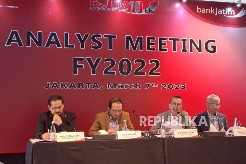 Direktur Utama Bank Jatim Busrul Iman bersama direksi lainnya menggelar konferensi pers paparan kinerja sepanjang 2022 di Hotel Alila SCBD, Selasa (7/3/2023). 