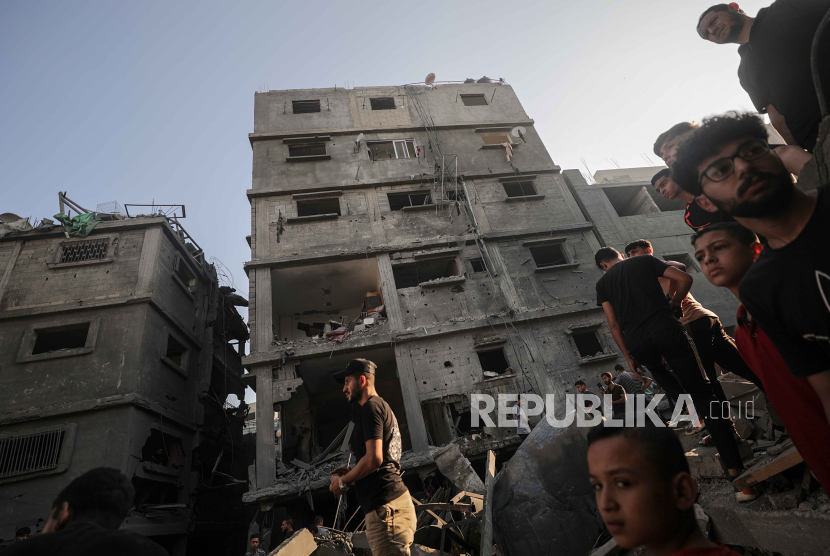 Lokasi serangan roket Israel di kamp pengungsi Shati bagian barat, Jalur Gaza bagian barat, pada 12 Oktober 2023.