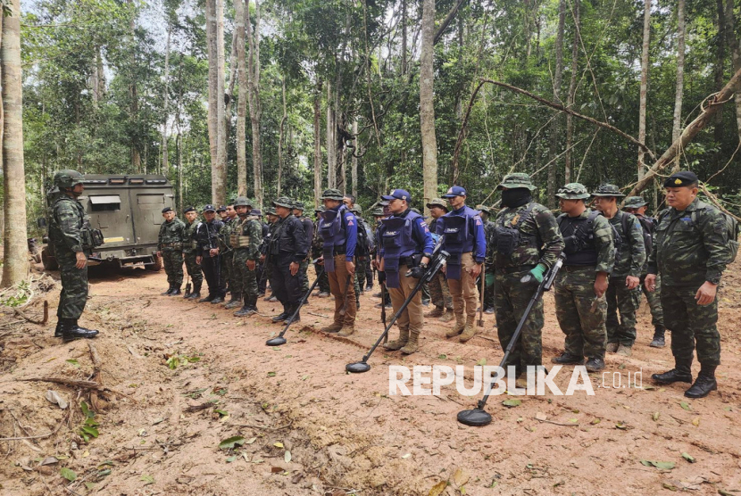 Tentara Thailand berbaris saat memeriksa daerah perbatasan pada hari Ahad (20/7/2025), di provinsi Ubon Ratchathani, tempat Tentara Kerajaan Thailand mengatakan ditemukannya dua ranjau darat anti-personel.