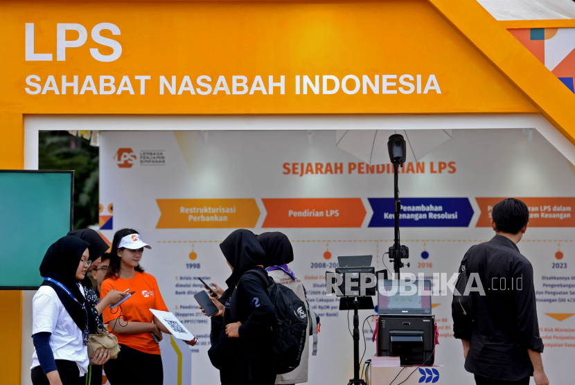 Anggota Pramuka Peserta Raimuna Nasional (Rainas) XII Tahun 2023 mendapatkan edukasi tentang LPS di Buperta Cibubur, Jakarta, Ahad (20/8/2023). Dalam kesmpatan tersebut Lembaga Penjamin Simpanan (LPS) memberikan edukasi kepada anggota pramuka dan pelajar untuk menyimpan uang di lembaga keuangan yang dijamin oleh LPS. 