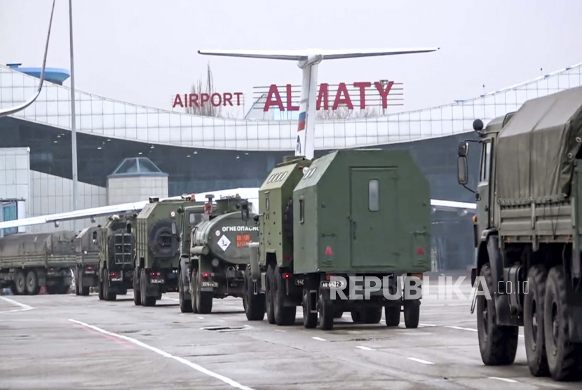 Dalam foto selebaran yang dirilis oleh Layanan Pers Kementerian Pertahanan Rusia ini, kendaraan penjaga perdamaian Rusia meninggalkan bandara Almaty, Kazakhstan, Ahad, 9 Januari 2022. Pasukan yang dipimpin Rusia memulai proses penarikan pasukan dari Kazakhstan dalam dua hari.