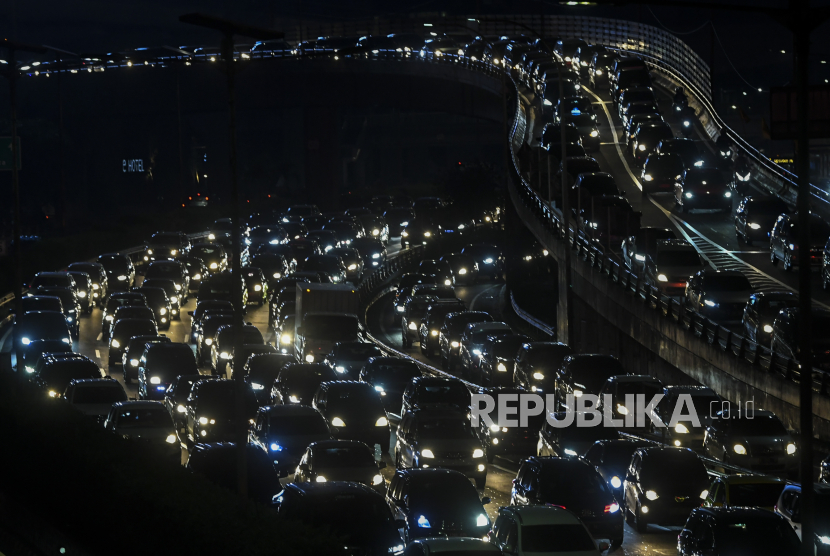 Suasana kendaraan terjebak macet di Jalan Tol Cawang-Grogol, Jakarta, Sabtu (1/5). PT Jasa Marga (Persero) Tbk memprediksi hari ini akan ada peningkatan volume lalu lintas yang meninggalkan Jabodetabek. 