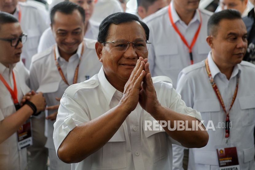 Ketua Umum DPP Partai Gerindra Prabowo Subianto didampingi Ketua Harian DPP Partai Gerindra Sufmi Dasco Ahmad di acara rapimnas di Hotel Dharmawangsa, Jakarta Selatan, Senin (23/10/2023). 