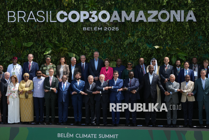 Para pemimpin dunia berfoto bersama saat  menghadiri KTT Iklim PBB COP30 di  Belem, Brasil, Jumat (7/11/2025). 