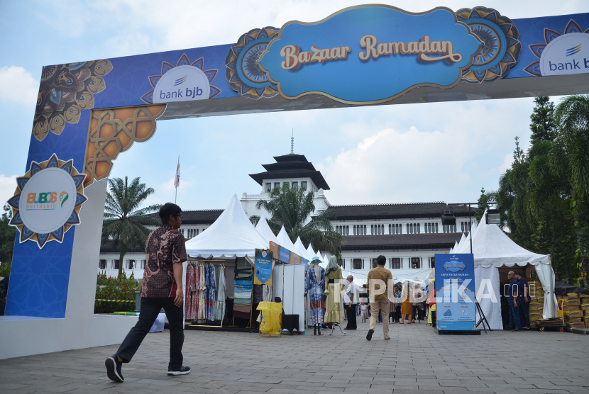 Suasana Pasar Murah dan Bazar Ramadhan di Halaman Gedung Sate, Kota Bandung, ramai pengunjung, Jumat (14/4/2023). Bank Indonesia (BI) Jawa Barat memprediksi tingkat inflasi tahunan di Provinsi Jawa Barat berkisar 3 persen hingga akhir 2023. 