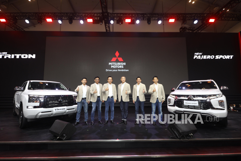 President Director PT Mitsubishi Motors Krama Yudha Sales Indonesia (MMKSI) Atsushi Kurita dan Division General Manager, Asean Div.2 Mitsubishi Motors Corporation Takeshi Hara berfoto bersama jajaran direksi saat peluncuran mobil New Pajero Sport pada pameran Otomotif GAIKINDO Indonesia International Auto Show (GIIAS) 2024 di Indonesia Convention Exhibition (ICE) BSD, Serpong, Kabupaten Tangerang, Banten, Rabu (17/7/2024). New Pajero Sport tampil dengan berbagai penyegaran bagian eksterior serta interior yang semakin dinamis. 