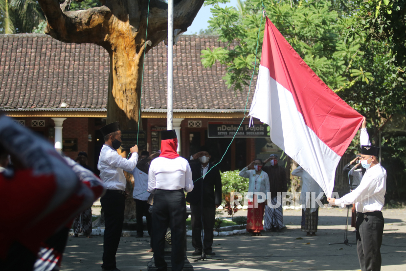 Petugas mengibarkan bendera Merah Putih saat upacara bendera memperingati HUT Kemerdekaan ke-76 Republik Indonesia. 
