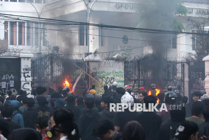Sejumlah massa membakar gerbang dan melempari Gedung DPRD Jawa Barat (Jabar) saat aksi demonstrasi di depan Gedung DPRD Jabar, Jalan Diponegoro, Kota Bandung, Senin (1/9/2025). Setelah diperingatkan, aparat akhirnya membubarkan paksa massa yang umumnya berpakaian hitam ini.