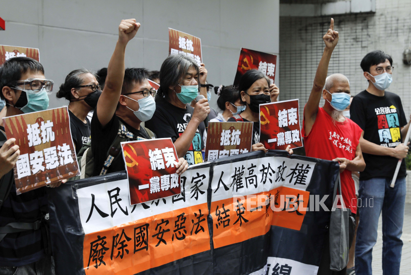 Pro-demokrasi Leung Kwok-hung, tengah, dan pengunjuk rasa lainnya meneriakkan slogan-slogan 