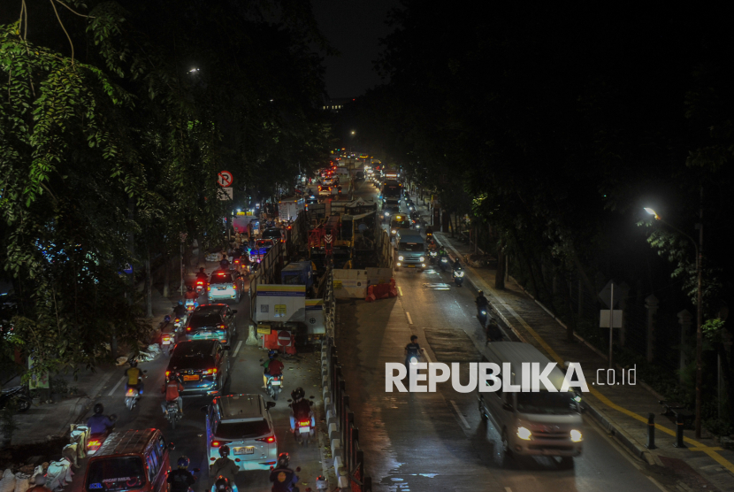 Sejumlah kendaraan melintas di Jalan Raya Pondok Gede, Jakarta Timur, Senin (16/6/2025). Gubernur DKI Jakarta Pramono Anung mengintruksikan Dinas Bina Marga untuk menertibkan seluruh proyek galian yang mangkrak sehingga menyebabkan kemacetan di sejumlah ruas jalan di Jakarta.
