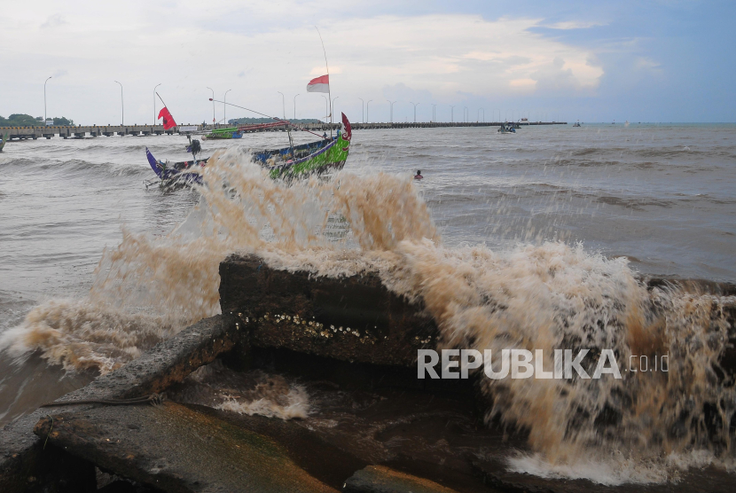 Nelayan menerjang gelombang di kawasan Pelabuhan Jepara, Jobokuto, Jepara, Jawa Tengah, Sabtu (3/2/2024).  Nelayan setempat mengatakan, sejak sepekan terakhir sebagian besar nelayan di wilayah itu memilih libur melaut akibat cuaca buruk dengan ombak mencapai 2,5 meter yang membahayakan keselamatan nelayan. 