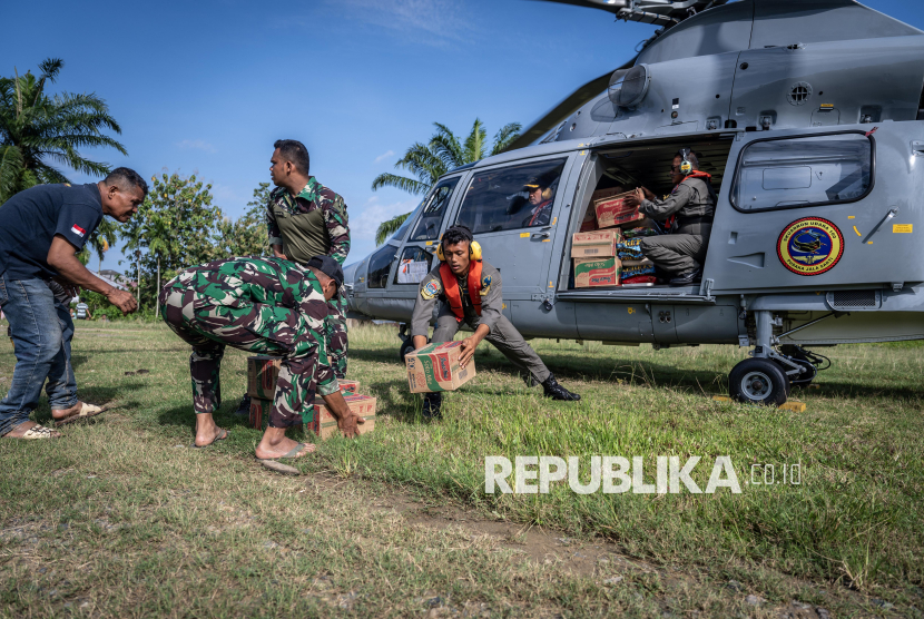 Prajurit TNI AL menurunkan logistik bantuan bencana alam  dari Helikopter HS 1302 di Kampung Durian, Aceh Tamiang, Aceh, Kamis (4/12/2025). TNI AL menggunakan KRI dr Soeharso-990 mengirimkan logistik bantuan bencana alam berupa beras, minyak, mie instans, biskuit, air minum, dan gula dengan total berat sebanyak 900 kilogram untuk wilayah Aceh Tamiang. 
