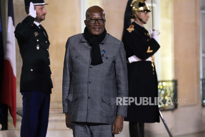 Presiden Burkina Faso Roch Marc Christian Kabore tiba untuk menghadiri Forum Perdamaian Paris, di Paris, Kamis, 11 November 2021.