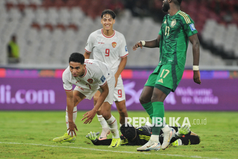 Pemain timnas Indonesia Marselino Ferdinan (kiri) usai mencetak gol ke gawang timnas Saudi Arabia saat bertanding pada babak ketiga Kualifikasi Piala Dunia 2026 Grup C di Stadion Utama Gelora Bung Karno (SUGBK), Jakarta, Selasa (19/11/2024). Timnas Indonesia berhasil menang atas Saudi Arabia dengan skor 2-0 melalui dua gol dari Marselino Ferdinan pada menit ke-32 dan menit ke-57.