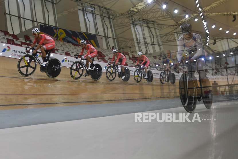 Sejumlah pesepeda dari tim Hong Kong berlatih menjelang ajang balap sepeda internasional Tissot UCI Track Nation Cup 2023 di Jakarta International Velodrome, Rawamangun, Jakarta, Rabu (22/2/2023). Ajang yang digelar pada 23-26 Februari 2023 dengan sekitar 350 atlet dari 44 negara peserta tersebut menjadi ajang mencari poin ke dalam peringkat Union Cycliste Internationale (UCI) sebagai penentu kelolosan atlet ke Olimpiade Paris 2024. 