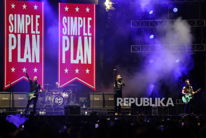 Grup band Simple Plan tampil dalam ajang Everblast Festival 2023 di Gambir Expo, Kemayoran, Jakarta, Sabtu (4/3/2023) malam. Simple Plan berjanji akan sering manggung di Indonesia. 
