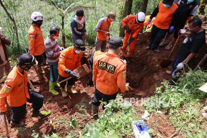 Proses pembongkaran jenazah yang diduga merupakan korban dari dukun pengganda uang, Tohari alias Slamet (46), di Desa Balun, Kecamatan Wanayasa, Kabupaten Banjarnegara, Jawa Tengah, Senin (3/4).