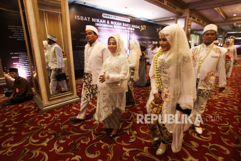 Sejumlah pasangan pengantin berjalan untuk mengikuti Isbat Nikah Massal di Surabaya, Jawa Timur, Selasa (19/9/2023). 