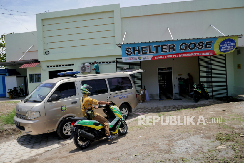 Bagian depan Shelter Gose Covid-19, Bantul, Yogyakarta, Kamis (18/2). RSU PKU Muhammadiyah menyulap lapangan futsal menjadi shelter pasien Covid-19 OTG. Shelter darurat ini memiliki 32 bilik untuk 16 pasien laki-laki serta 16 pasien perempuan. Selain itu, di sini juga dilengkapi rumah sakit mini serta dokter dan empat perawat yang berjaga.