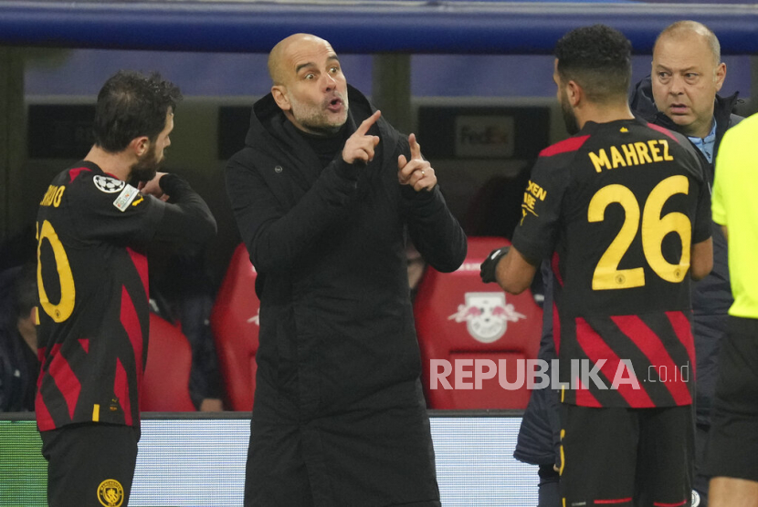  Pelatih kepala Manchester City Pep Guardiola berbicara kepada pemain Manchester City Bernardo Silva (kiri) dan Riyad Mahrez pada pertandingan sepak bola leg pertama babak 16 besar Liga Champions antara RB Leipzig dan Manchester City di Leipzig, Jerman, Kamis (23/2/2023) dini hari WIB.