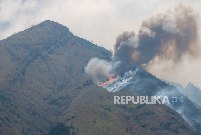 Api membakar lahan Gunung Merbabu terlihat di Desa Jlarem, Gladagsari, Boyolali, Jawa Tengah, Sabtu (28/10/2023). Menurut warga setempat api mulai membakar Gunung Merbabu pada Jumat (27/10) sore. 
