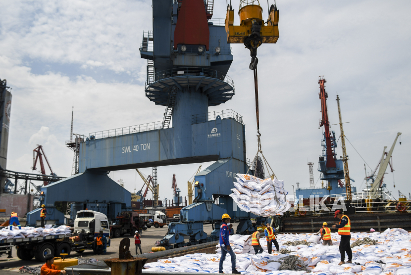 Pekerja menurunkan beras impor asal Vietnam milik Perum Bulog di Pelabuhan Tanjung Priok, Jakarta, Jumat (16/12/2022). Perum Bulog mengimpor 5.000 ton beras asal Vietnam yang dialokasikan untuk pemenuhan stok cadangan beras pemerintah (CBP) yang dilakukan secara bertahap sehingga sampai Desember 2022 total importasi beras sebanyak 200.000 ton. 