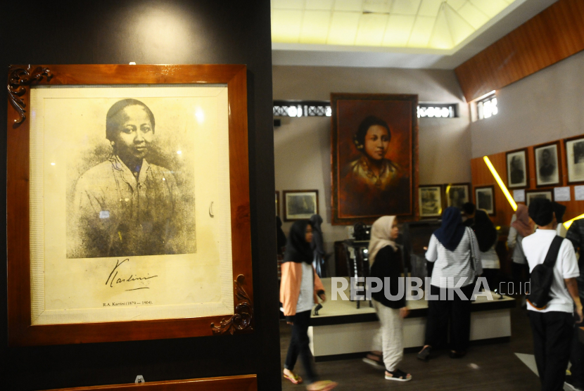 Kartini terilhami tafsir surat Al-Fatihah yang disampaikan Kiai Sholeh Darat.  Wisatawan mengunjungi Museum RA Kartini di jalan Alun-alun Kota Jepara, Jawa Tengah. Ilustrai 