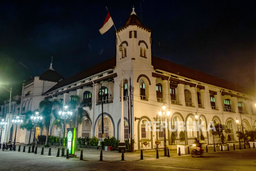 Suasana di sekitar gedung eks-perusahaan dagang Nederlandsche Handel Maatschappij (NHM) yang sepi saat menjelang senja di Kawasan Kota Lama Semarang, Jawa Tengah, Jumat (17/4/2020). ANTARA FOTO/Aji Stiawan