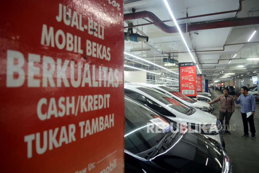 Showroom mobil bekas Belanja Mobil, Mangga Dua Square, Jakarta, Senin (6/2/2023). Ada banyak hal yang harus diperhatikan sebelum membeli mobil bekas.
