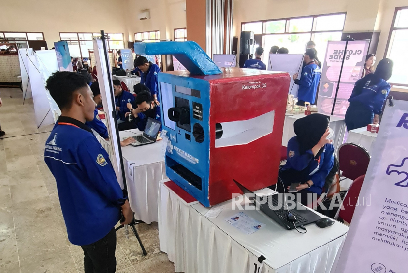 Sejumlah mahasiswa Universitas Muhammadiyah Malang (UMM) yang tergabung dalam satu tim berhasil merancang alat medical check up dengan sistem mandiri. Alat ini diberi nama Meckup Machine singkatan dari Medical Check Up Machine. 