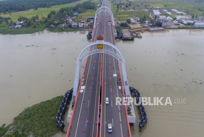 Sejumlah kendaraan melintas di Jembatan Ogan Jalan Tol Trans Sumatera (JTTS) ruas Kayu Agung - Palembang (Kapal) di Desa Babatan Saudagar, Pemulutan, Ogan Ilir (OI), Sumatera Selatan, Rabu (8/9). Badan Usaha Milik Negara (BUMN) memastikan dukungan untuk membangun Jalan Tol Trans Sumatra (JTTS). 