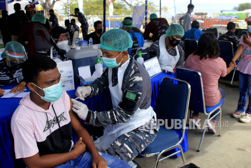 Seorang pelaku perjalanan yang akan menyeberang menggunakan kapal menerima suntikan vaksin COVID-19 dosis pertama. ilustrasi