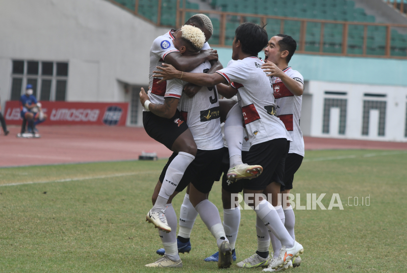 Sejumlah pesepak bola Madura United FC  melakukan selebrasi usai gol yang dicetak Rafael Silva (tengah) pada lanjutan liga 1 melawan Persipura Jayapura di Stadion Wibawa Mukti, Kabupaten Bekasi, Jawa Barat, Minggu (3/10/2021). Pertandingan babak pertama skor 1-0 untuk Madura United FC. 