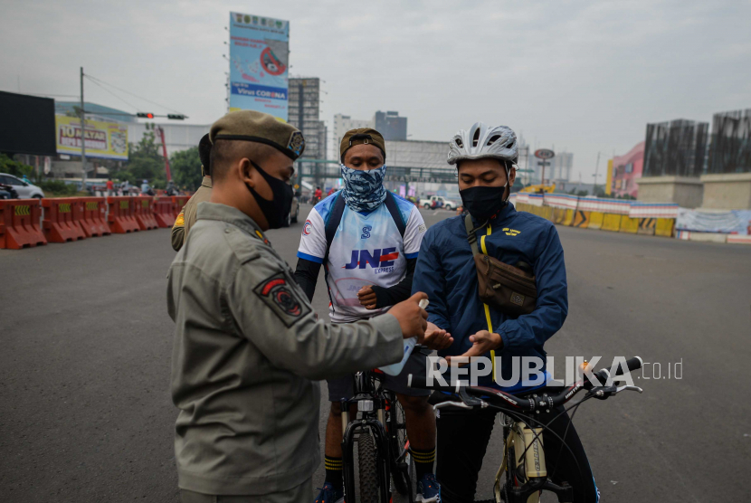 Satpol PP mengawasi pesepeda yang ingin memasuki area car free day (CFD) Kota Bekasi (ilustrasi).