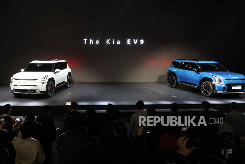  SUV Kia EV9 all-electric dipamerkan untuk pertama kalinya di Seoul Mobility Show 2023 selama acara media day di KINTEX di Goyang, Korea Selatan,  Kamis (30/3/2023).