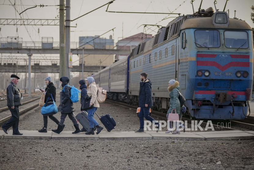 Orang-orang yang menunggu kereta menuju Kyiv berjalan ke peron di Kramatorsk, wilayah Donetsk, Ukraina timur, Kamis, 24 Februari 2022. 