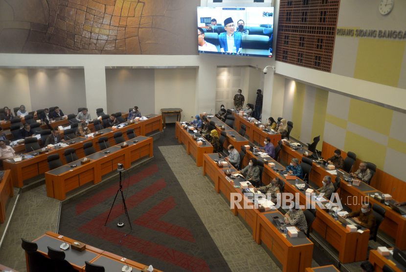 Badan Anggaran Dewan Perwakilan Rakyat (Banggar DPR) mengingatkan pemerintah agar tidak menaikkan tarif pajak guna mengejar kenaikan target penerimaan perpajakan pada Rancangan Anggaran Pendapatan dan Belanja Negara (RAPBN) 2026.