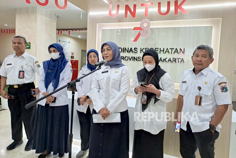 Kepala Dinas Kesehatan (Dinkes) DKI Jakarta, Ani Ruspitawati (tengah).