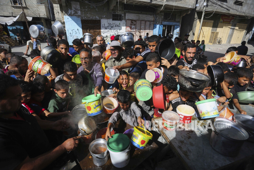 Warga Palestina berkerumun menunggu distribusi makanan di Rafah, Jalur Gaza selatan, Rabu (8/11/2023).