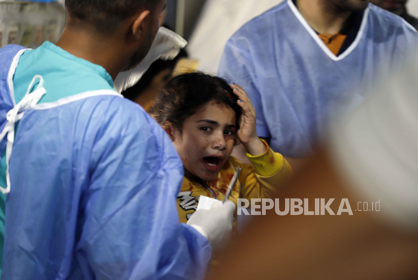 Petugas medis Palestina merawat seorang gadis yang terluka dalam pengeboman Israel di Jalur Gaza di Rumah Sakit Kuwait di kamp pengungsi Rafah, Gaza selatan, Selasa, 7 Mei 2024.
